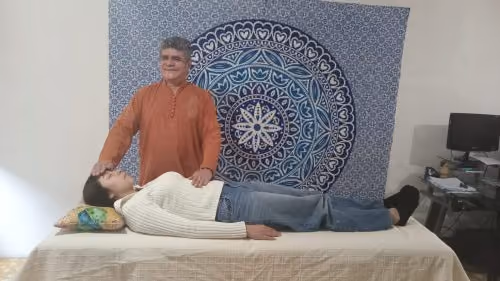 Sesión de Reiki en un espacio de terapia holística