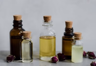 Frascos con aceites y esencias naturales